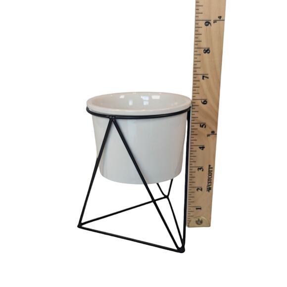 Triangular Black Wire Stand and White Ceramic Planter 4 in - Picture 6 of 9